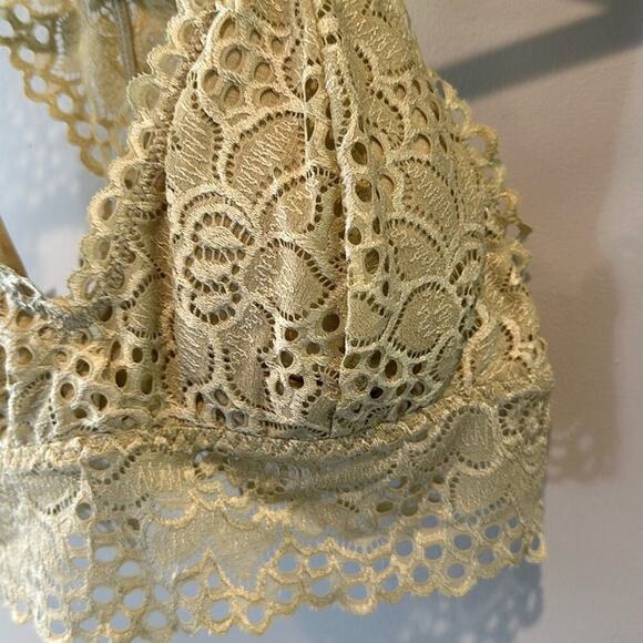 Listicle Medium Light Green Lace Bralette - Picture 6 of 11